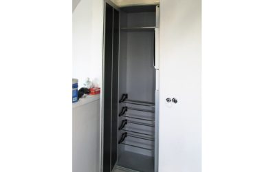 Одностворчатый распашной встроенный шкаф с зеркалом