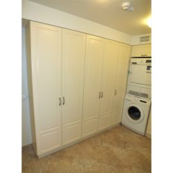 Распашной шкаф в постирочную белый