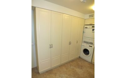 Распашной шкаф в постирочную белый