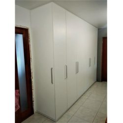 Белый распашной шкаф в прихожую