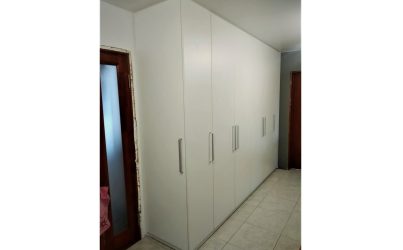 Белый распашной шкаф в прихожую