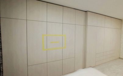 Белый распашной шкаф с ящиками в спальню