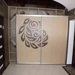 Шкаф купе в прихожую с открытыми полками