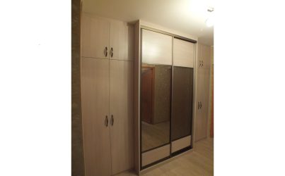 Шкаф купе с зеркалом и распашными шкафами встроенные