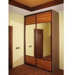 Компактный шкаф купе с зеркалом