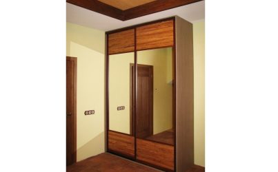 Компактный шкаф купе с зеркалом