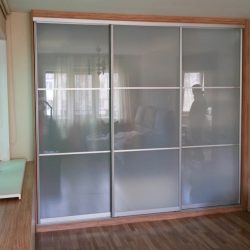 Шкаф купе со стеклянными дверями на заказ