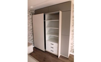 Шкаф купе в гостиную с антресолью