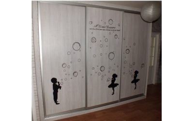 Шкаф купе в прихожую белый с тремя дверями