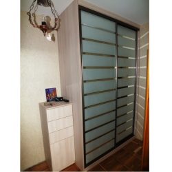 Светлый шкаф купе в современном стиле