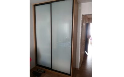 Шкаф купе в спальню стекло белое матовое