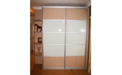 Светлый шкаф купе в прихожую корпусный