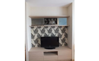 Тумба под телевизор с полкой