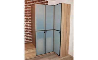 Угловой распашной шкаф в прихожую со стеклом