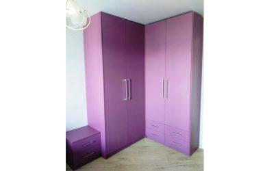 Угловой распашной шкаф в спальню