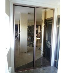 Встраиваемый шкаф купе с зеркальными дверями