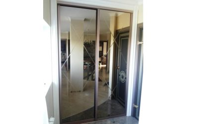 Встраиваемый шкаф купе с зеркальными дверями