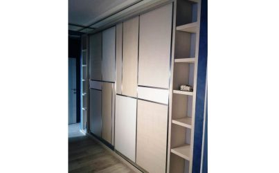 Современный встраиваемый шкаф купе в прихожую