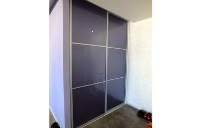 Встраиваемый шкаф купе со стеклянными дверями